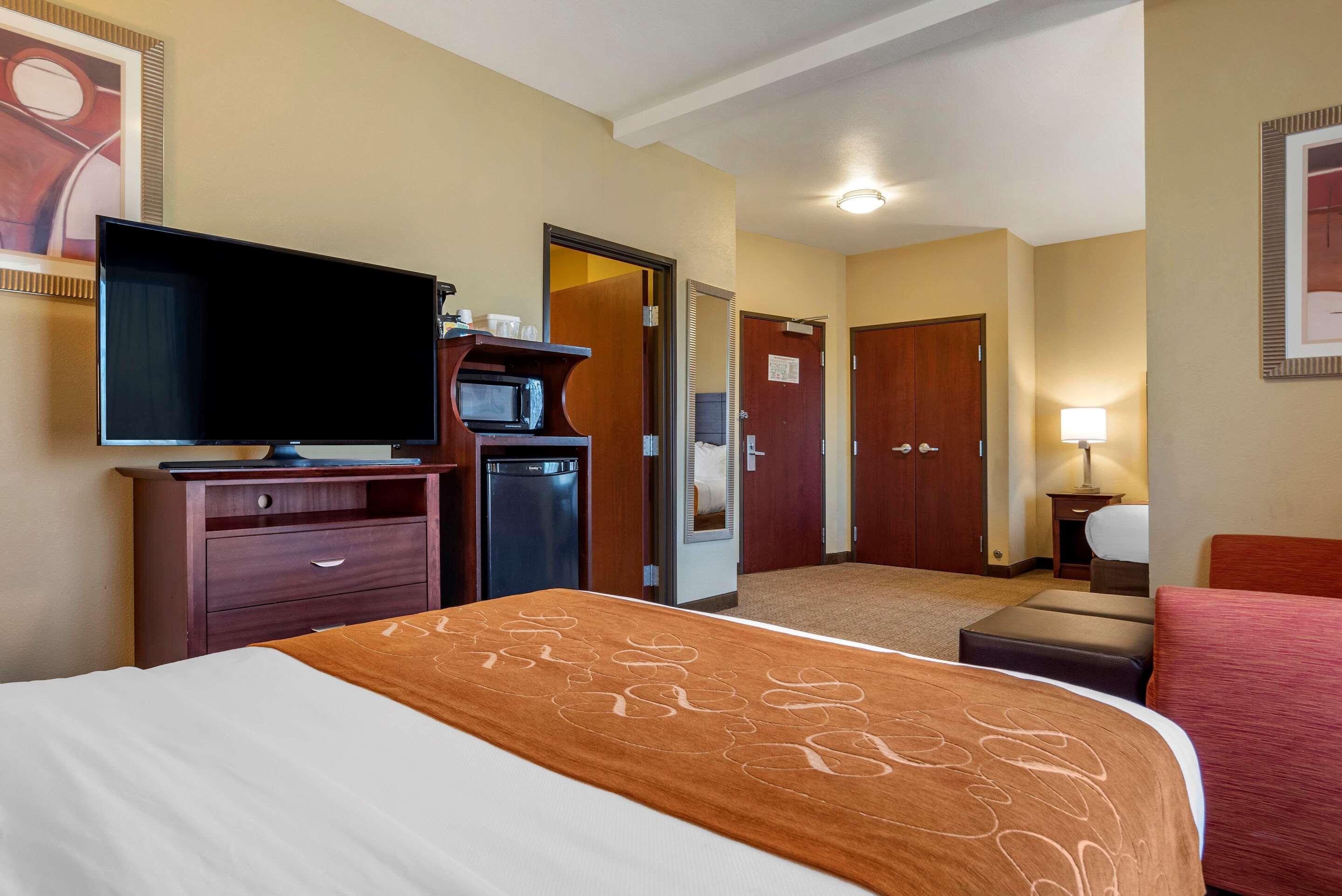 Comfort Suites Airport South Montgomery Bagian luar foto