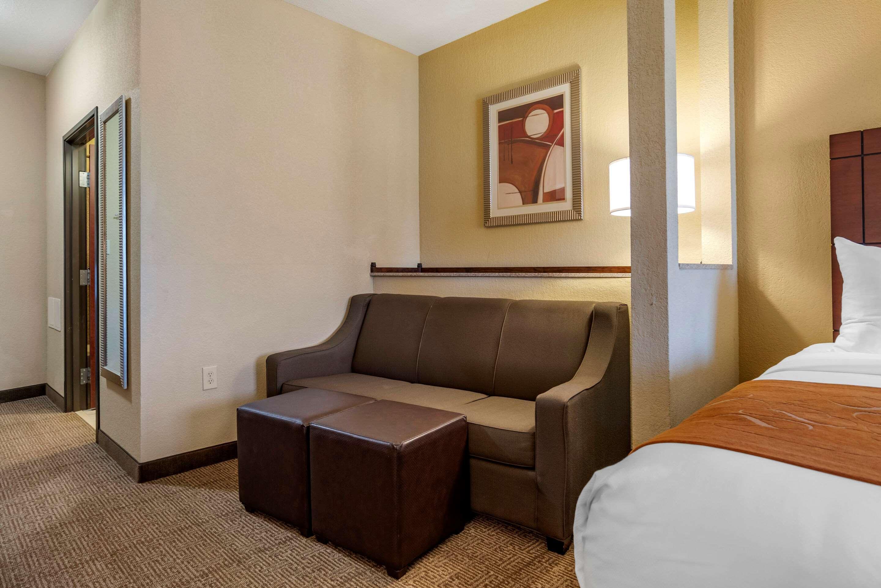 Comfort Suites Airport South Montgomery Bagian luar foto