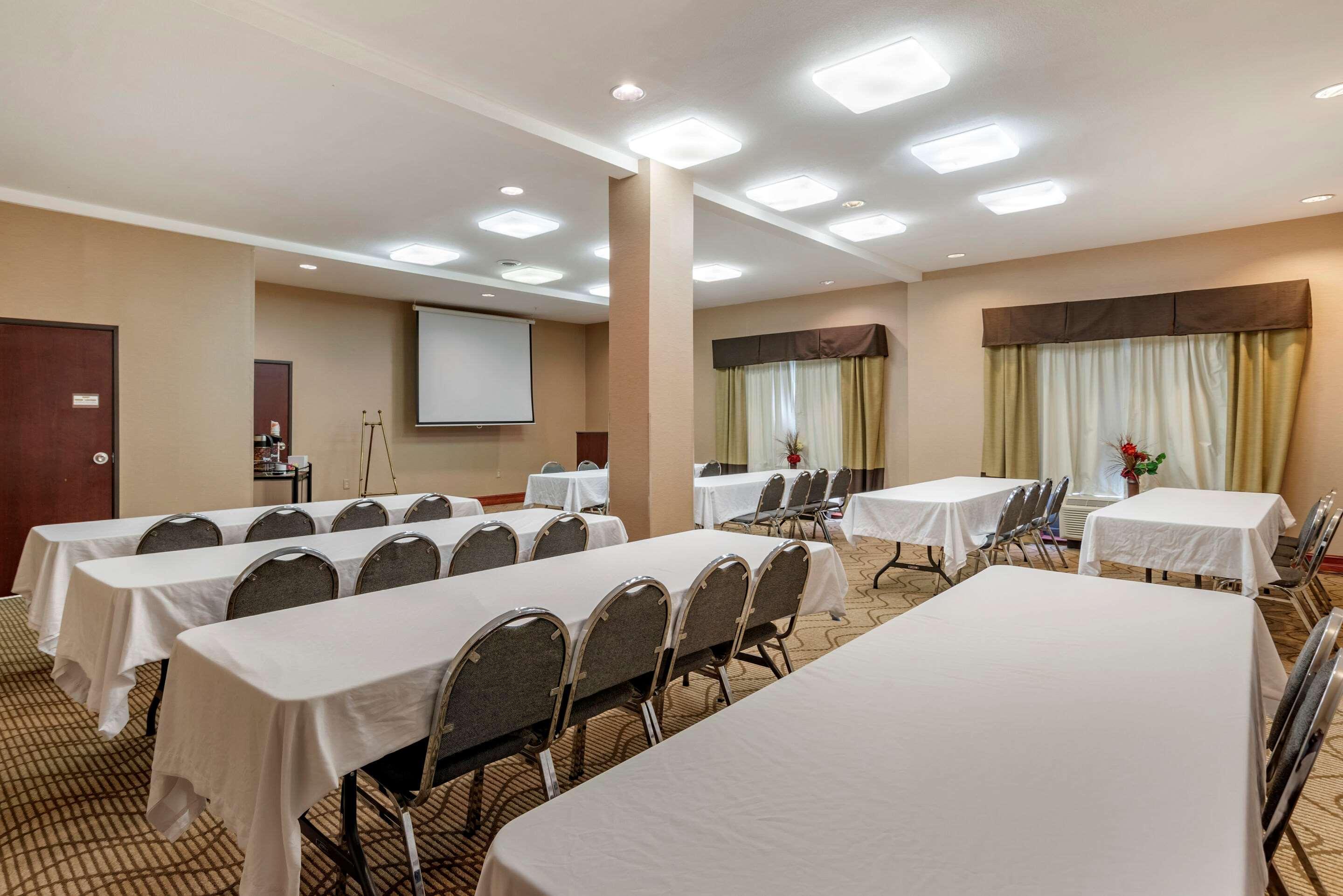 Comfort Suites Airport South Montgomery Bagian luar foto