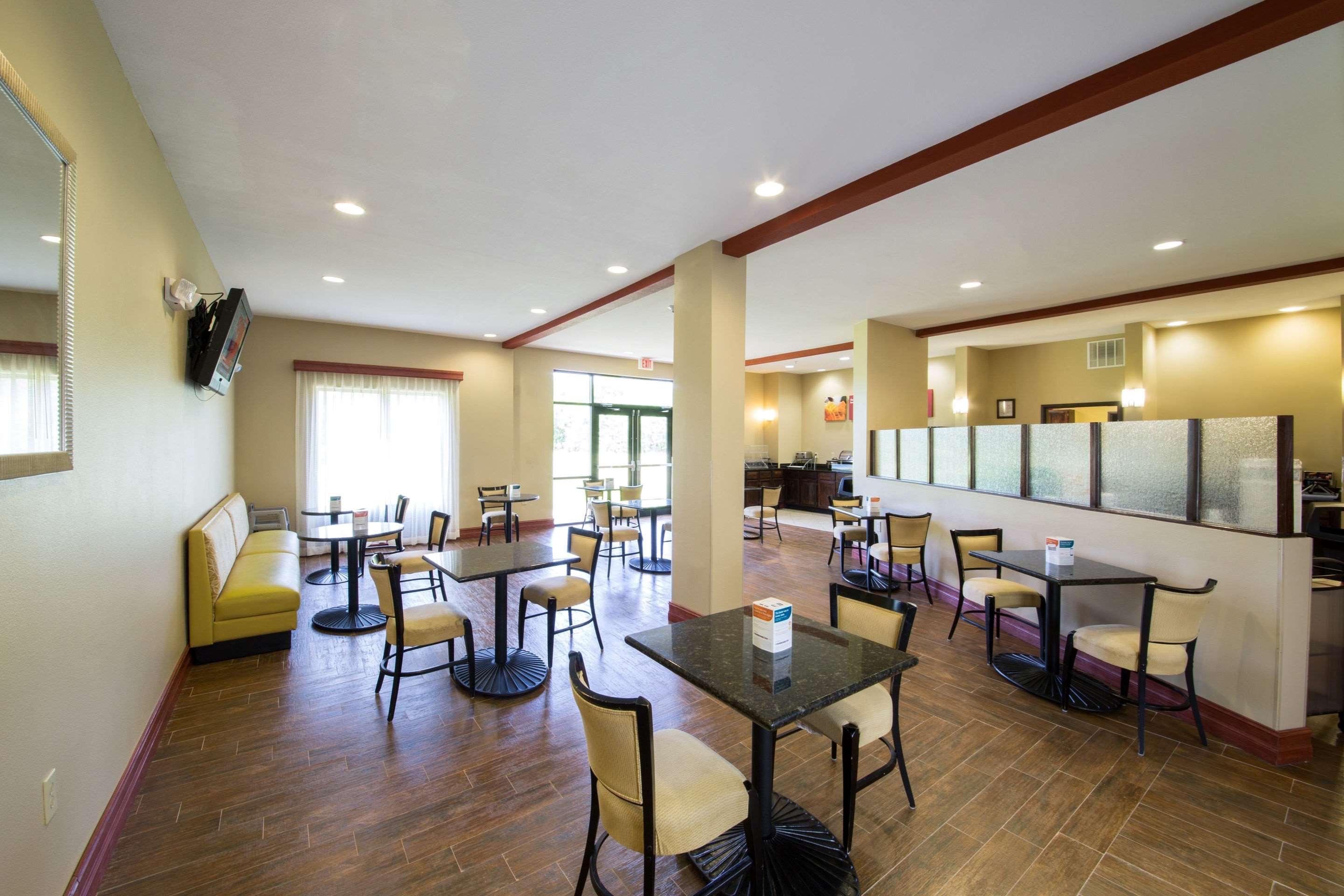 Comfort Suites Airport South Montgomery Bagian luar foto