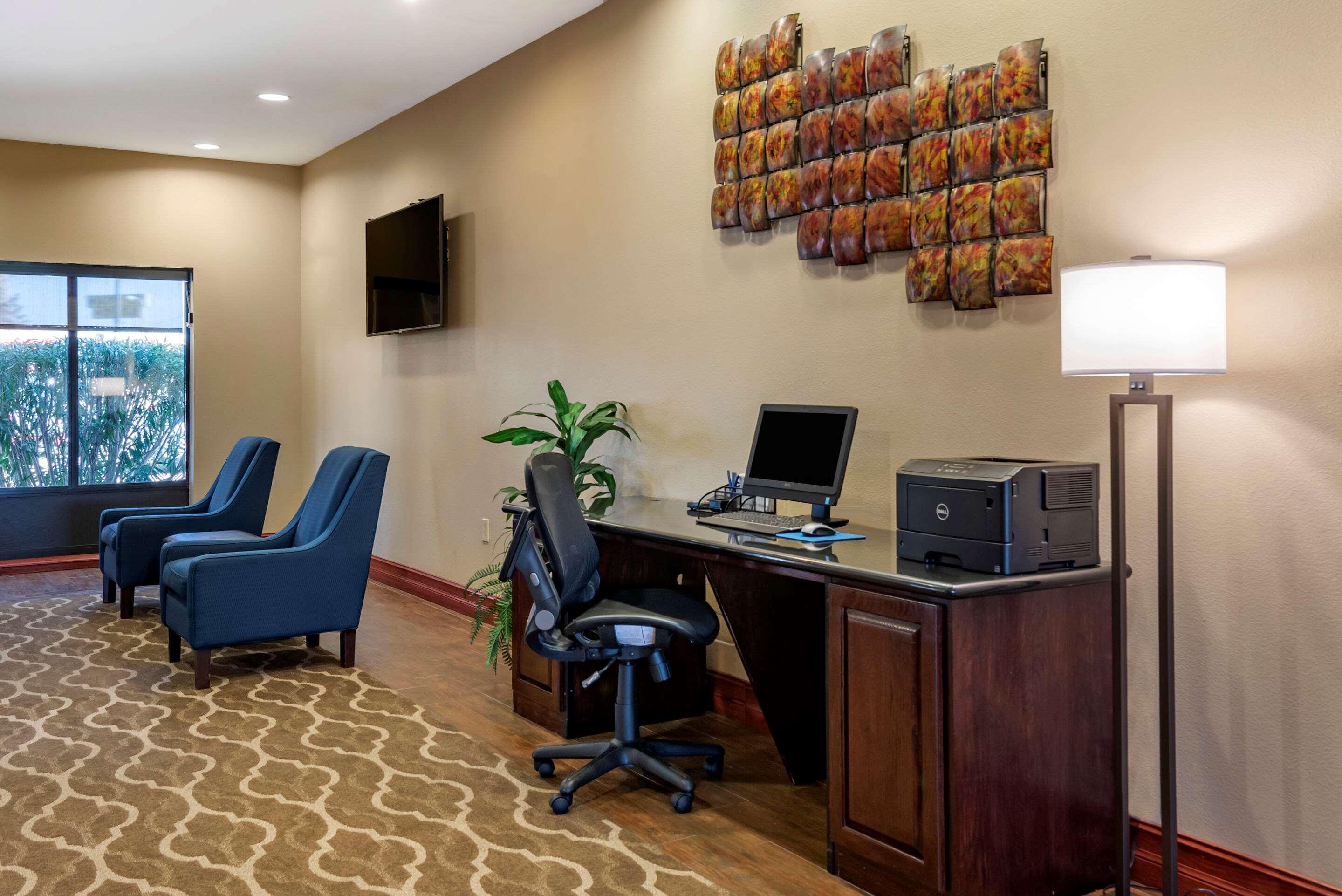 Comfort Suites Airport South Montgomery Bagian luar foto