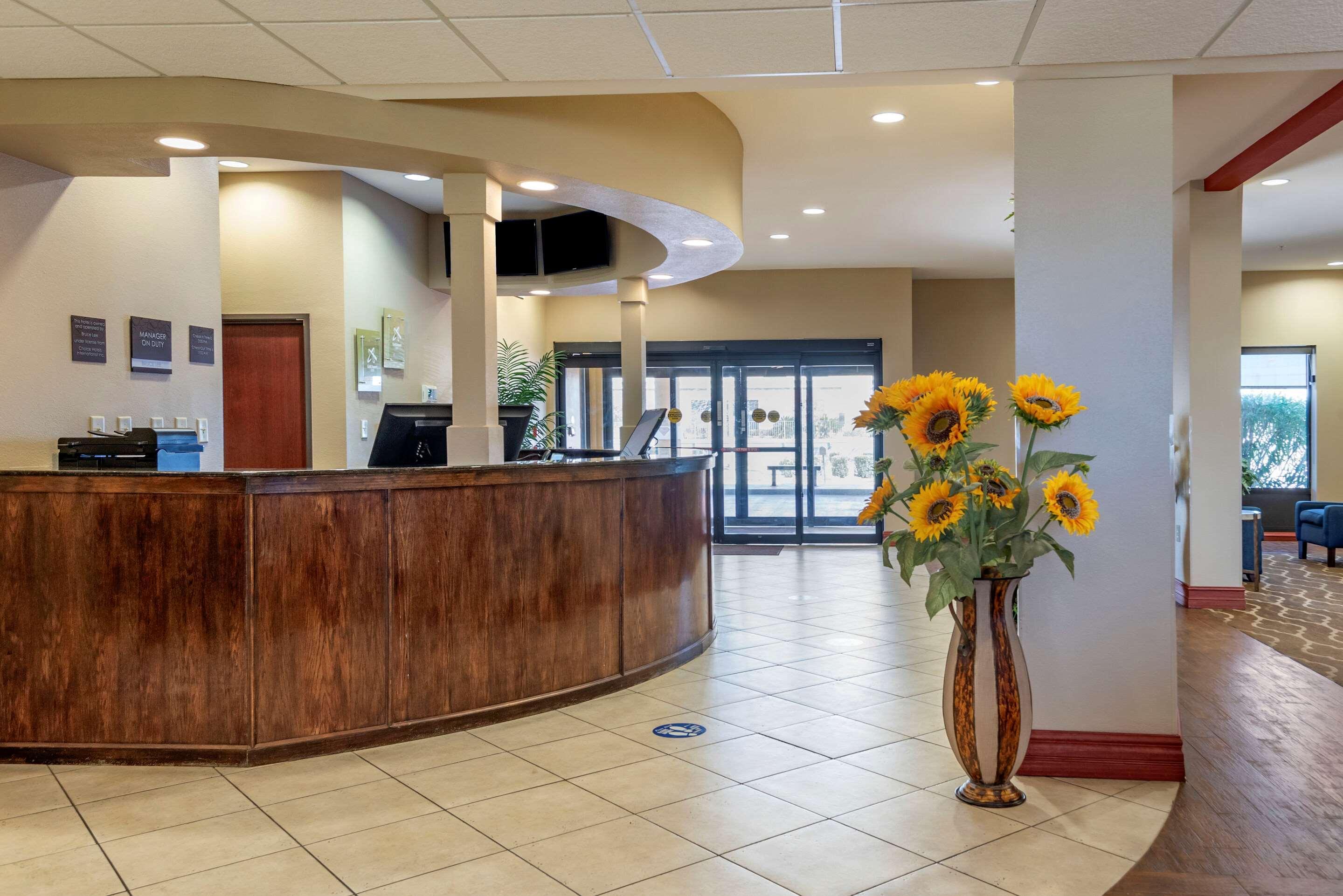 Comfort Suites Airport South Montgomery Bagian luar foto