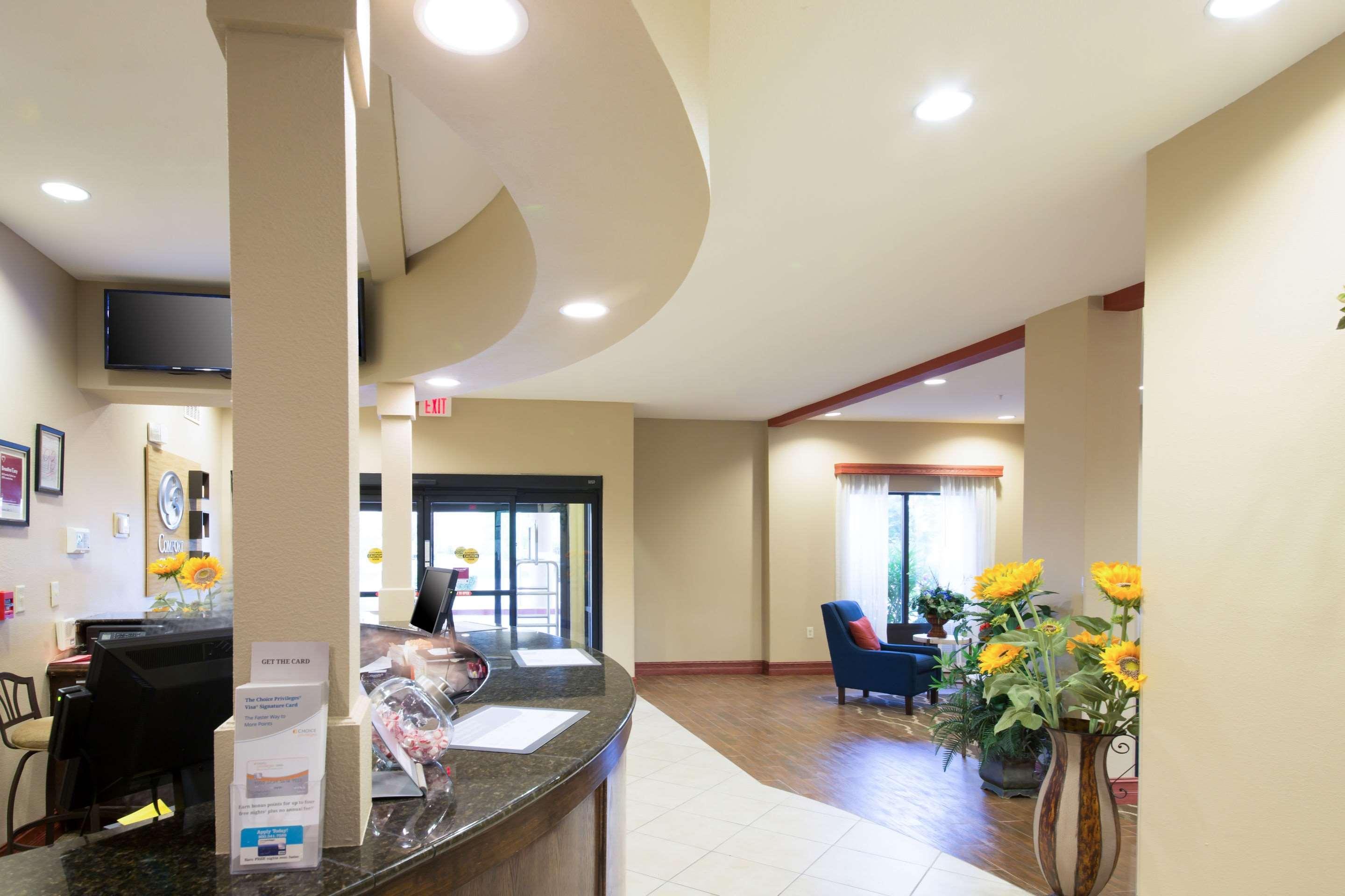 Comfort Suites Airport South Montgomery Bagian luar foto