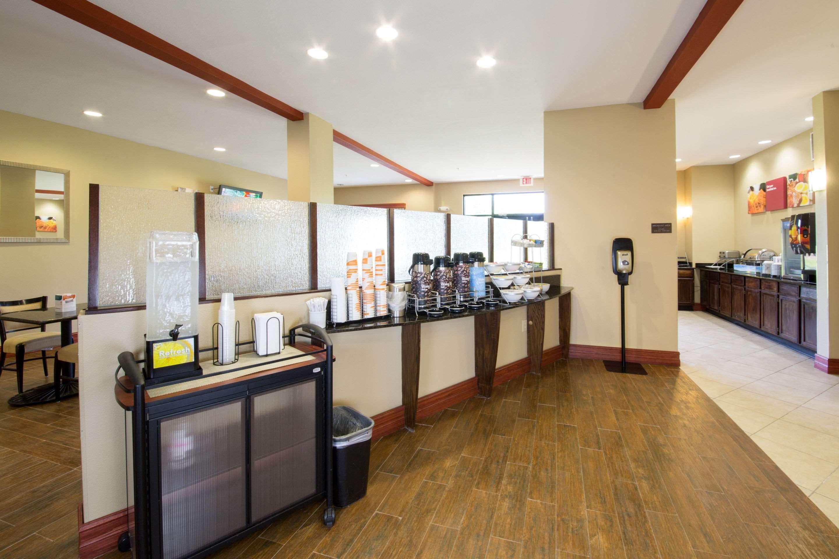 Comfort Suites Airport South Montgomery Bagian luar foto