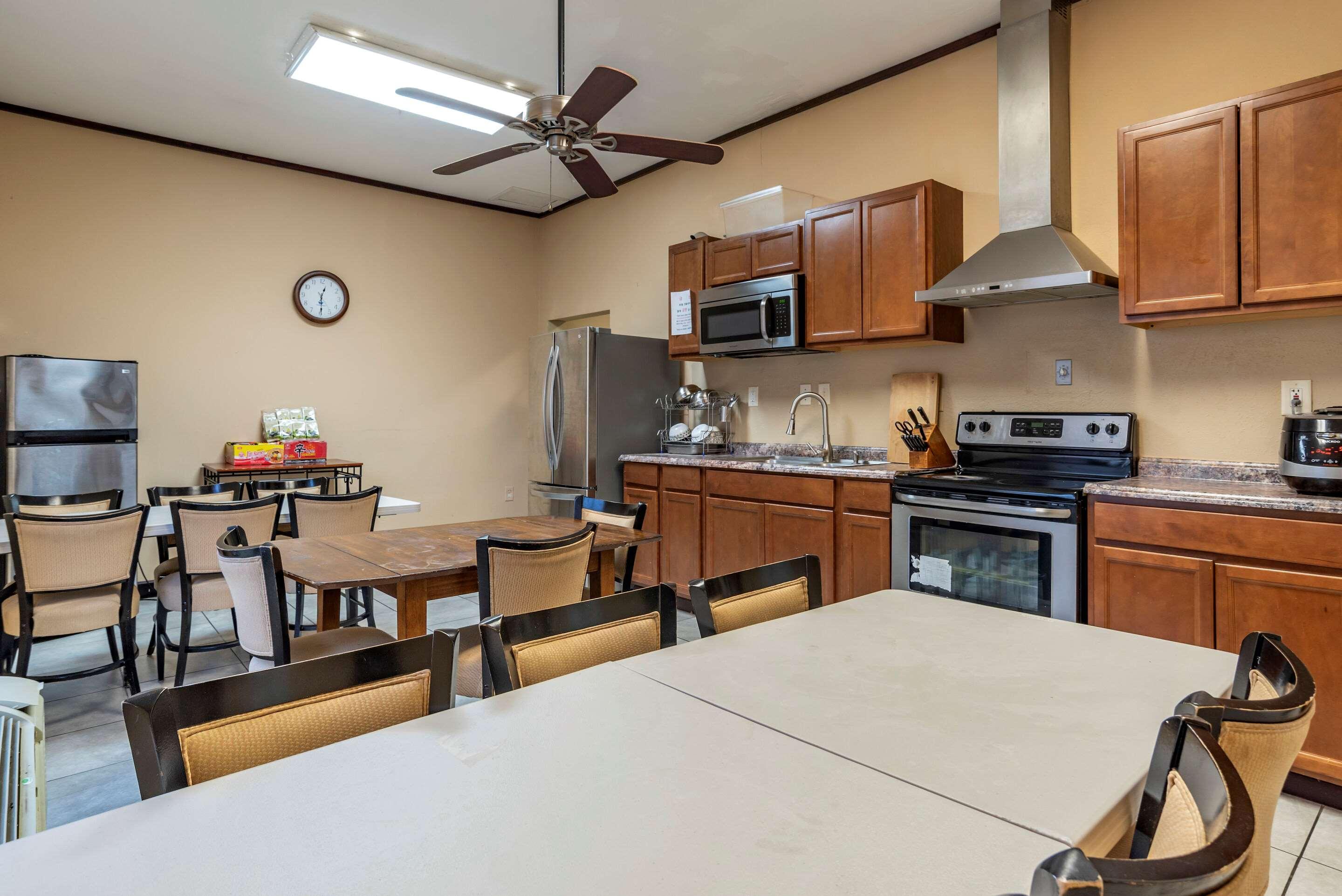 Comfort Suites Airport South Montgomery Bagian luar foto