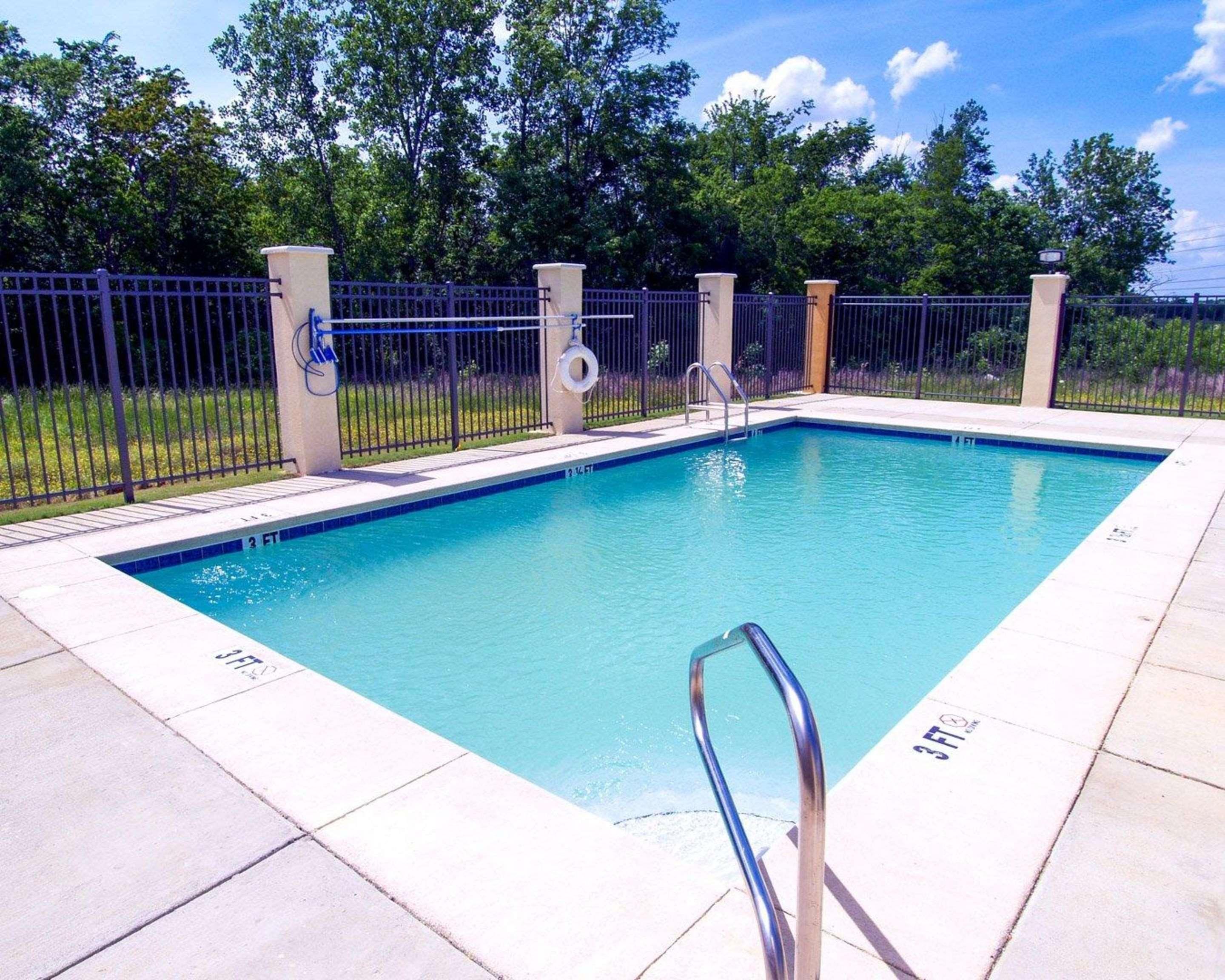 Comfort Suites Airport South Montgomery Bagian luar foto