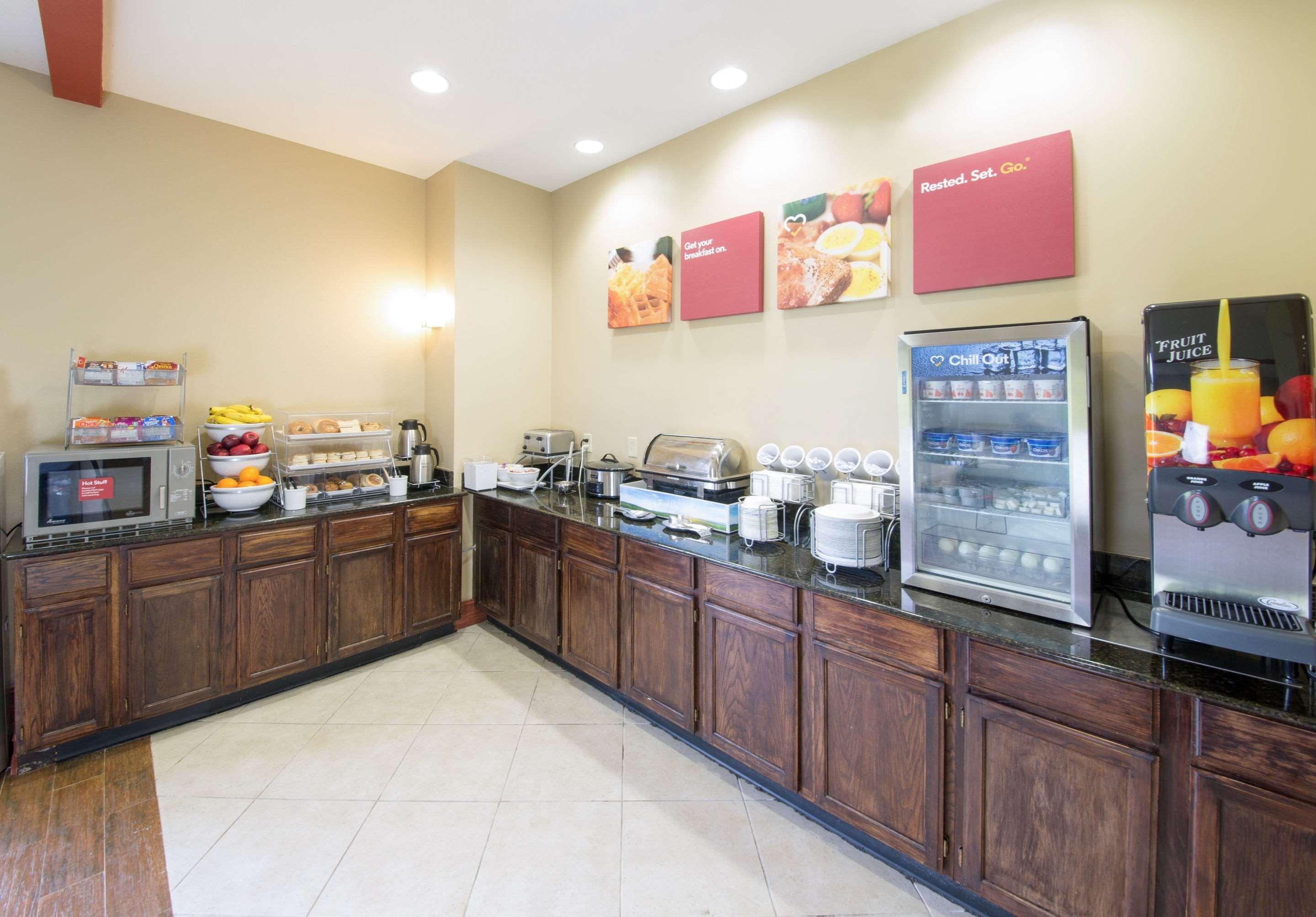 Comfort Suites Airport South Montgomery Bagian luar foto