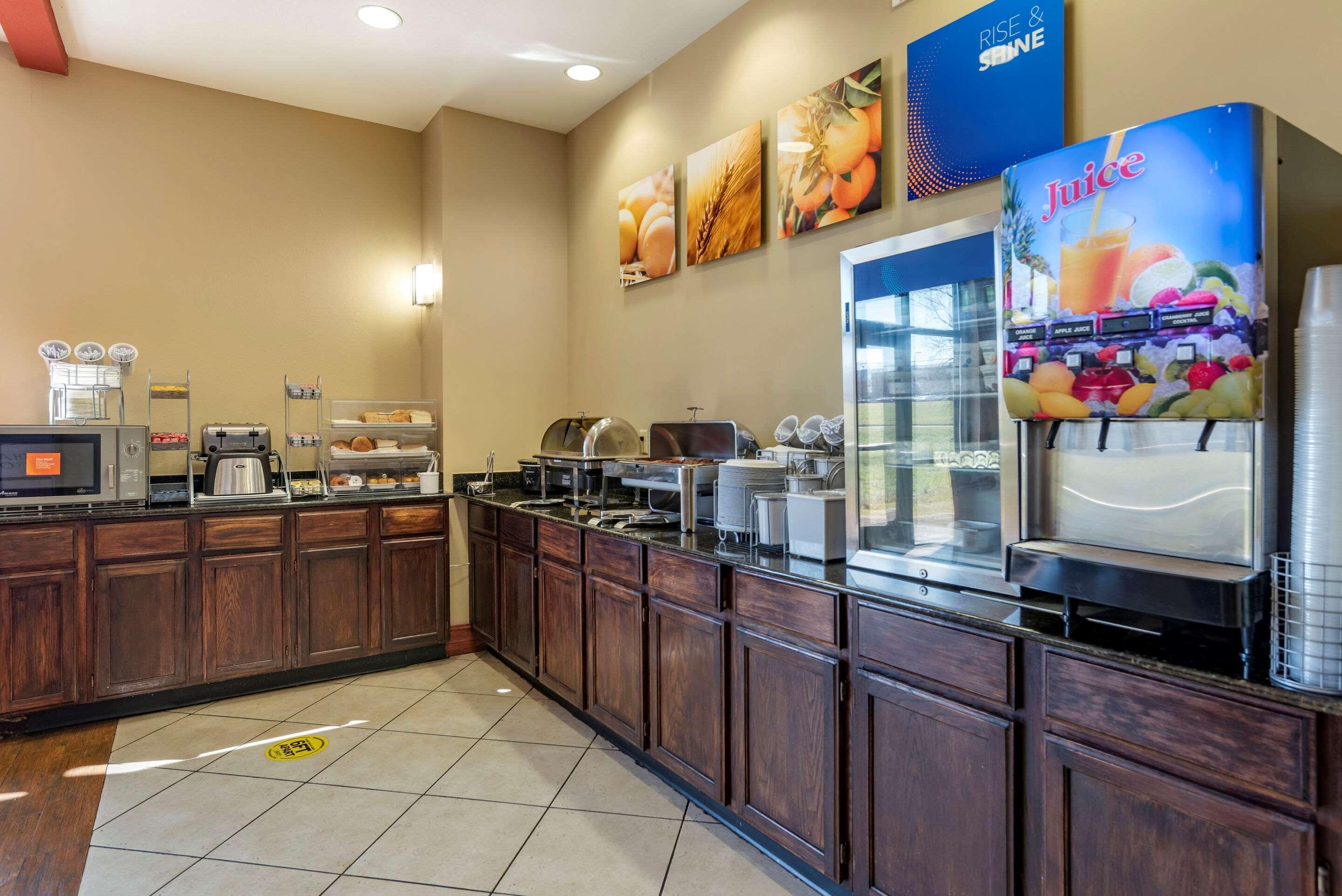 Comfort Suites Airport South Montgomery Bagian luar foto