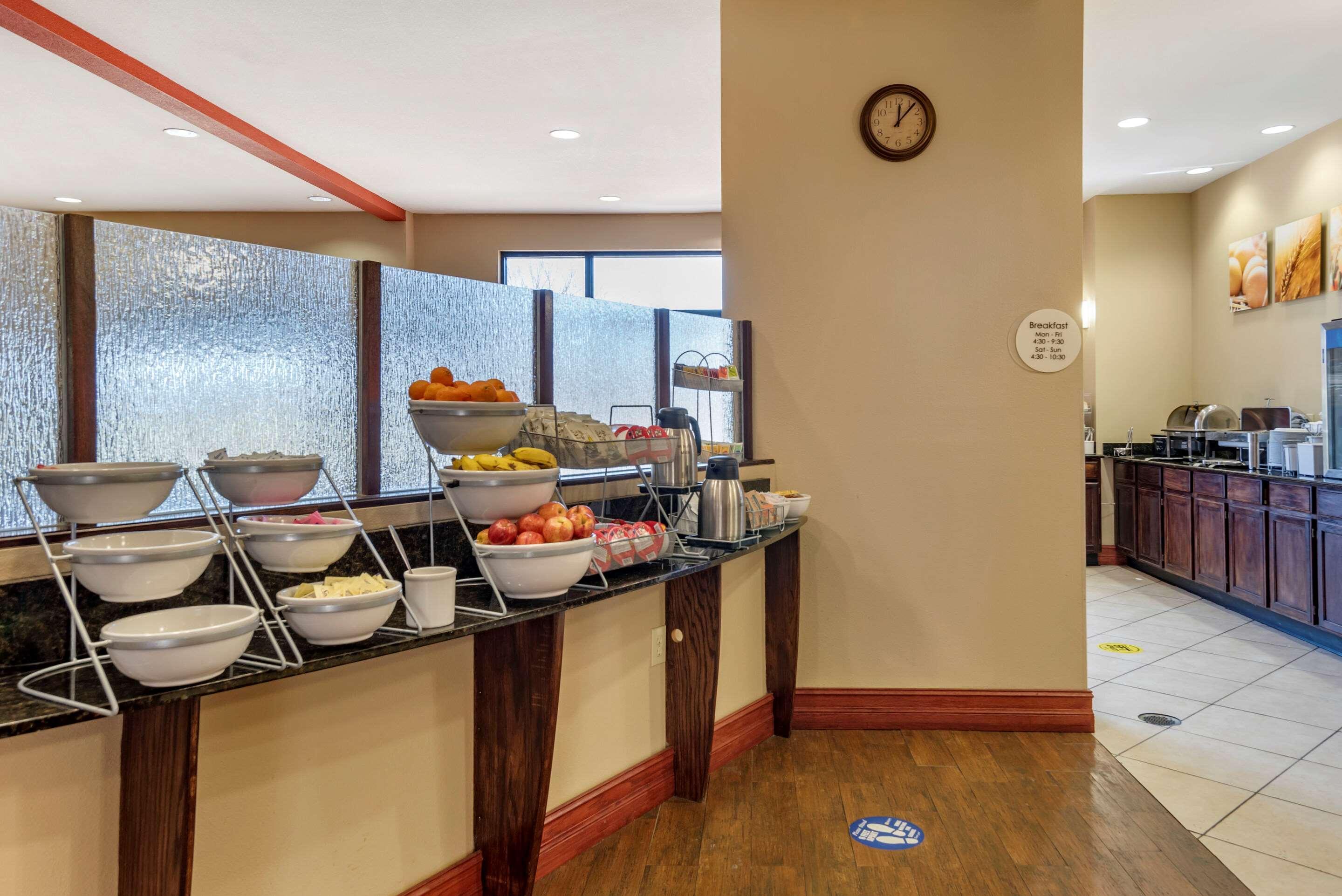 Comfort Suites Airport South Montgomery Bagian luar foto