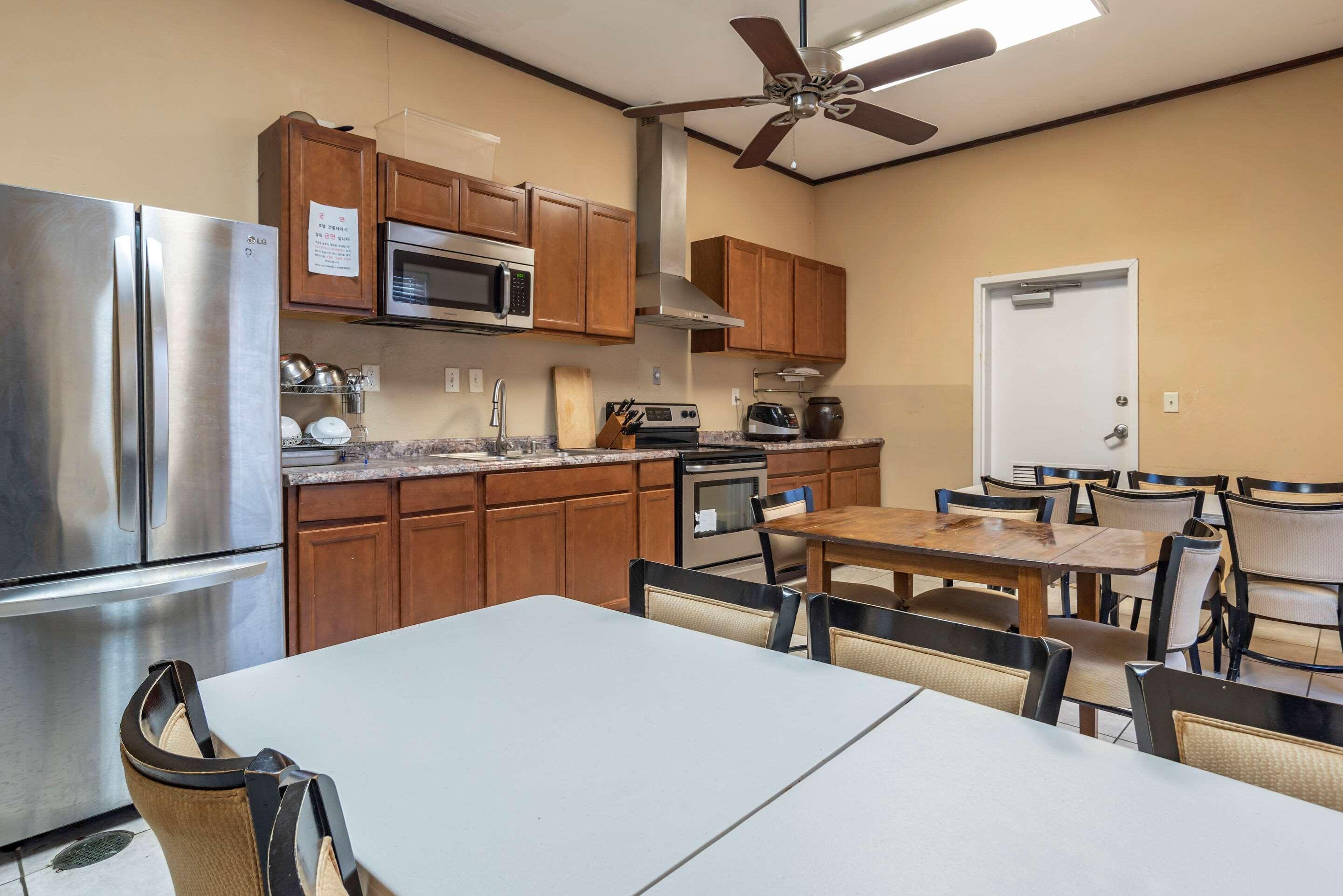 Comfort Suites Airport South Montgomery Bagian luar foto