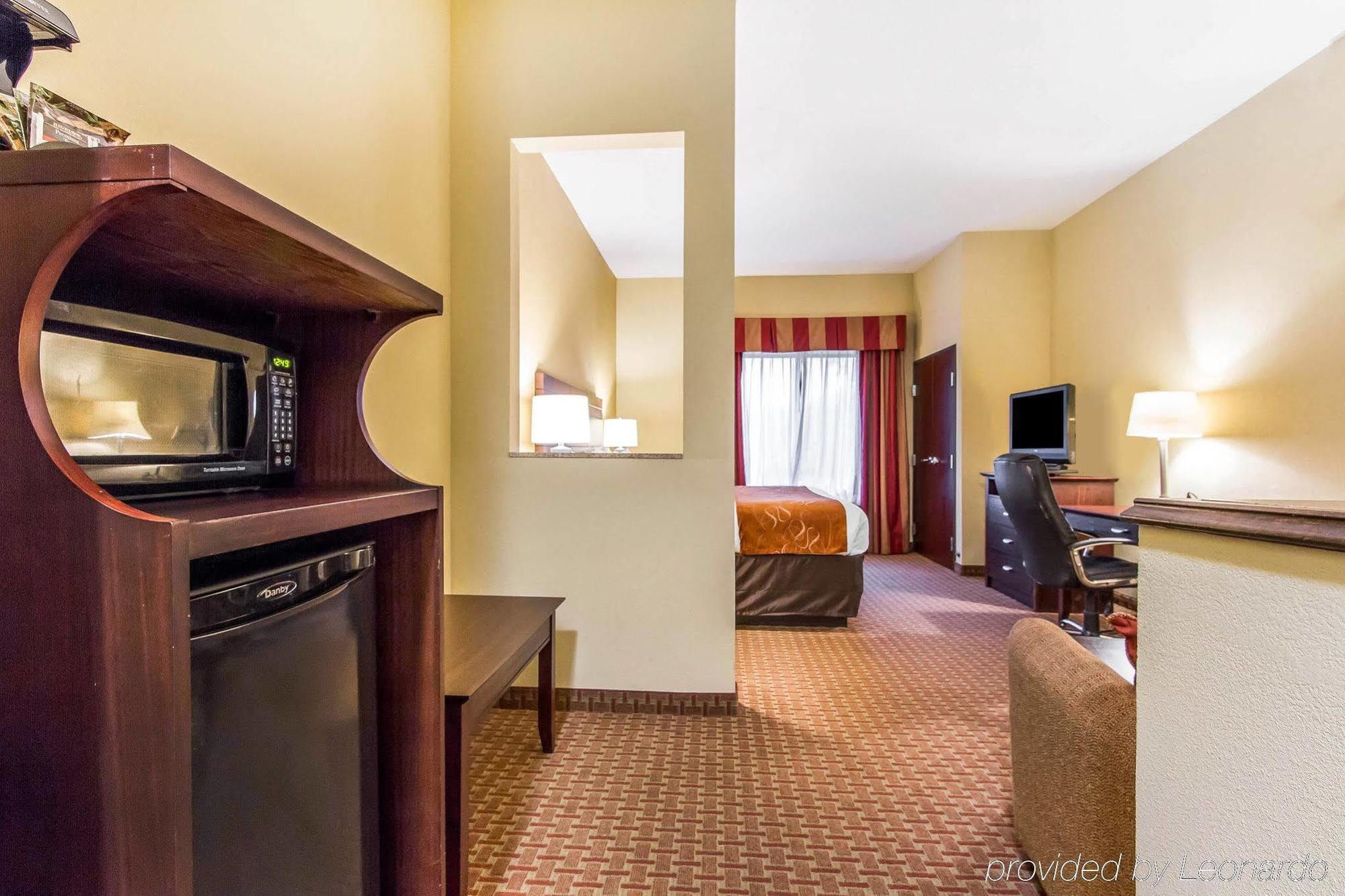 Comfort Suites Airport South Montgomery Bagian luar foto